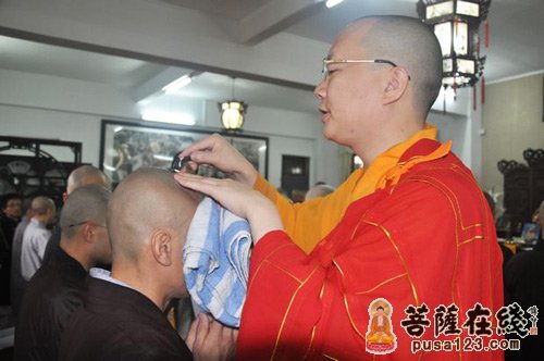 广东四会六祖寺隆重举行发心出家剃度仪式,大愿大和尚在方丈楼一楼法