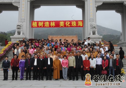 明生大和尚及常住法师参加珠海普陀寺植树活动