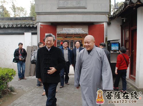 中国著名书法家韩天衡一行参访寒山寺 秋爽大和尚陪同