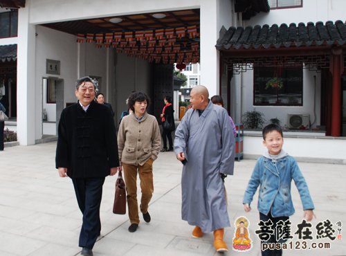 中国著名书法家韩天衡一行参访寒山寺 秋爽大和尚陪同