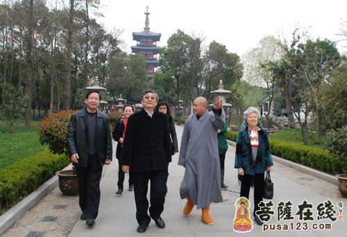 中国著名书法家韩天衡一行参访寒山寺 秋爽大和尚陪同