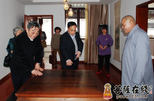 中国著名书法家韩天衡一行参访寒山寺 秋爽大和尚陪同