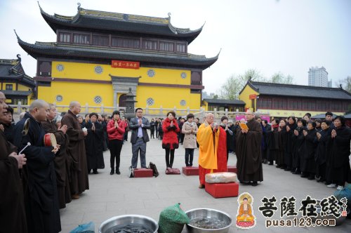 中国佛教咨议委员会副主席,江苏省佛教协会名誉会长,常州天宁禅寺方丈