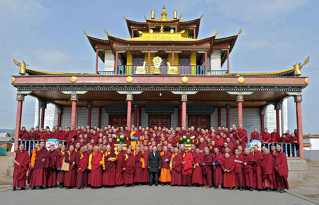 罗斯总统普京参观蒙古族藏传佛教寺庙 收到哈达