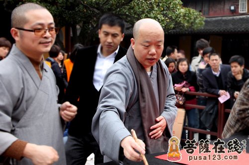 上海龙华古寺方丈照诚大和尚为雅安人民书法赈灾