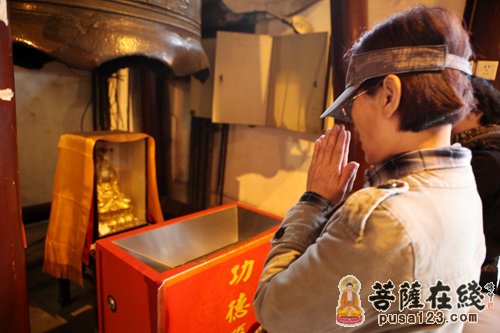 上海龙华古寺方丈照诚大和尚为雅安人民书法赈灾