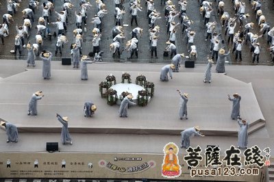 法鼓山-勾勒都会心灵的微笑曲线 法鼓山万人禅修