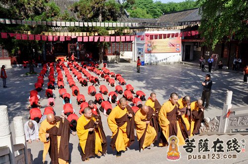 栖霞寺-为母亲祈福 南京栖霞寺僧众带领义工朝拜佛顶骨舍利