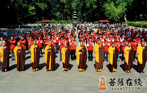栖霞寺-为母亲祈福 南京栖霞寺僧众带领义工朝拜佛顶骨舍利