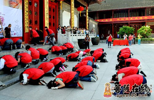 栖霞寺-为母亲祈福 南京栖霞寺僧众带领义工朝拜佛顶骨舍利