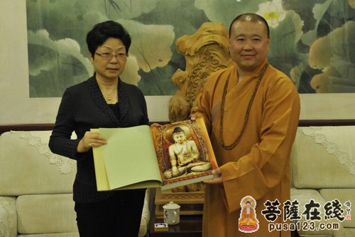 佛教-上海市政协副主席方惠萍考察玉佛禅寺 觉醒大和尚接待