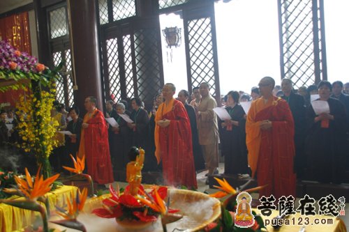 佛教-浴佛法会上小沙弥得剃度
