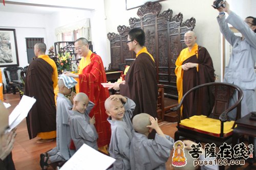 佛教-浴佛法会上小沙弥得剃度