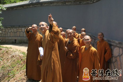 北京龙泉寺法师带领新戒比丘进行僧团学修活动