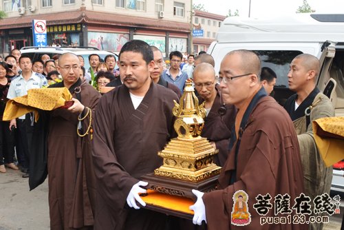 河北柏林禅寺僧俗大众恭迎净慧长老遗骨舍利仪