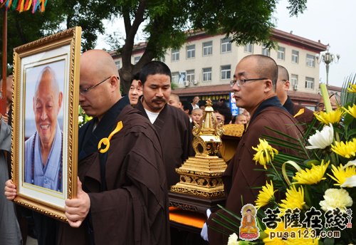 河北柏林禅寺僧俗大众恭迎净慧长老遗骨舍利仪