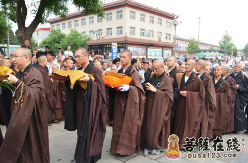 河北柏林禅寺僧俗大众恭迎净慧长老遗骨舍利仪