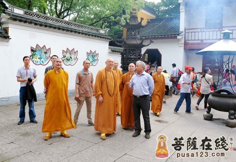 普陀山佛协会长道慈大和尚一行参访龙寿庵