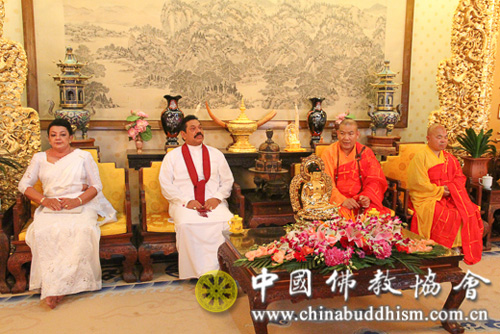 灵光寺-斯里兰卡总统马欣达·拉贾帕克萨一行参访北京灵光寺