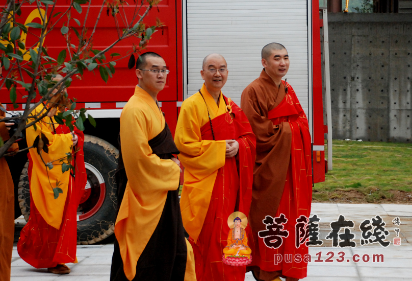 学诚大和尚(中)湛如法师(右)步入法会现场(图片来源:菩萨在线 摄影:妙