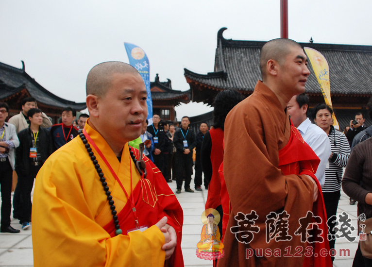 纯一大和尚(左) 湛如法师(右)步入法会现场(图片来源:菩萨在线 摄影