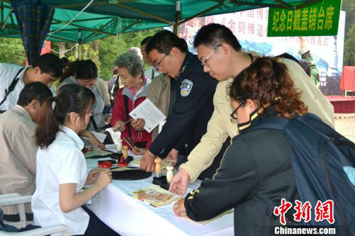 佛教-首个佛教主题邮局潭柘寺揭牌 金铜佛造像邮票首发式
