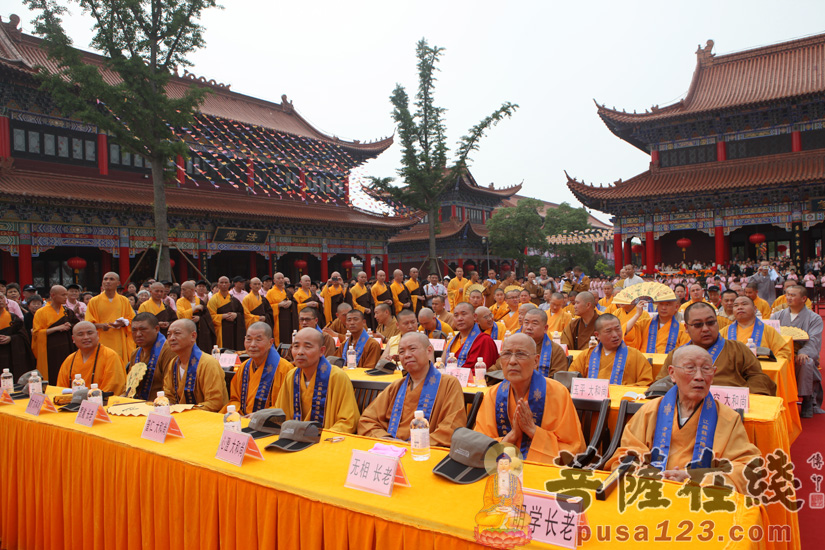 宝殿前举行净慧大和尚升座法会庆典(图片来源:菩萨在线 摄影:妙雪)