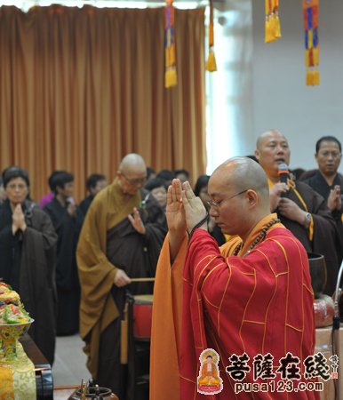 香港观宗寺方丈宏明大和尚拈香礼佛(图片来源:大菩文化)