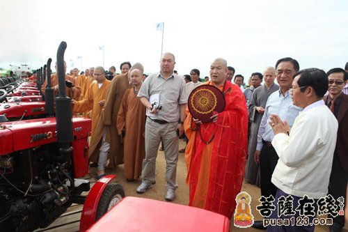 中国佛教协会北京灵光寺向缅甸捐赠农机设备