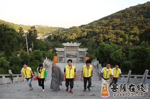 衍化法师首先介绍了高僧慧褒禅师结庐于褒禅寺潜修二十余年的事迹,并