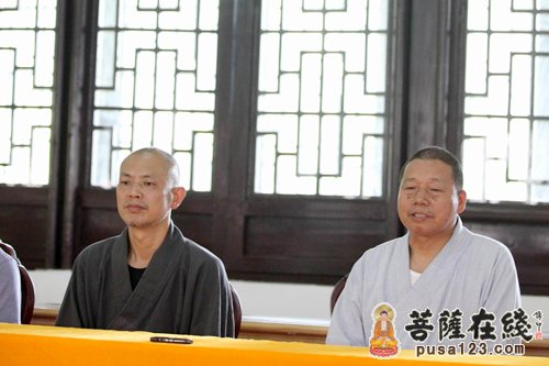 靖安宝峰寺代方丈衍真大和尚讲课从缅甸回来的觉照法师为学员讲课江西