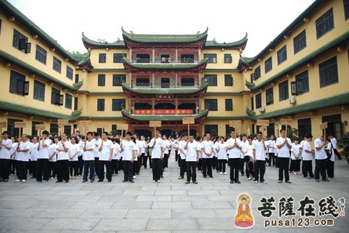 南华禅寺第七届“禅悦行”夏令营营员集合习唱三宝