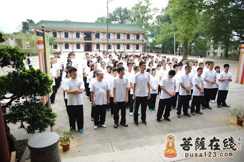 南华禅寺第七届“禅悦行”夏令营营员集合习唱三宝