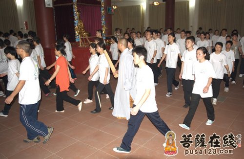 南华禅寺第七届“禅悦行”夏令营营员集合习唱三宝