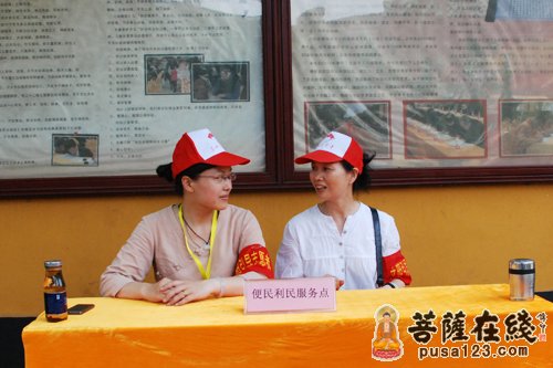 苏州寒山寺文明服务志愿者开展便民服务