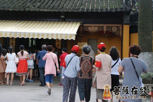 苏州寒山寺文明服务志愿者开展便民服务