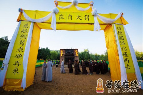 文化-佛性长老化身窑开启 首日分拣近两百颗舍利