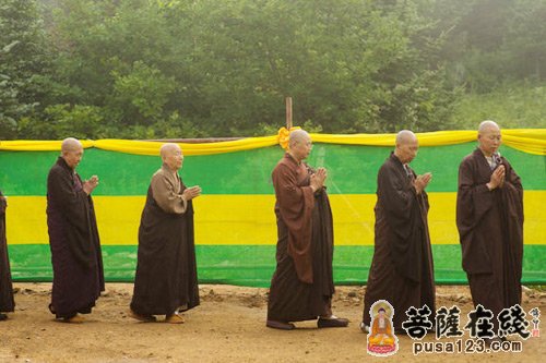 文化-佛性长老化身窑开启 首日分拣近两百颗舍利