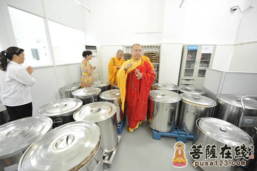 上海玉佛禅寺2013年净素月饼生产开炉