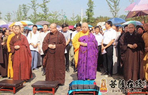 龙泉寺-印顺大和尚主持唐山龙泉寺地震遇难者超度放生法会