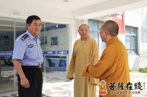 烈日当空 上海玉佛禅寺酷暑慰问普陀区交警支队