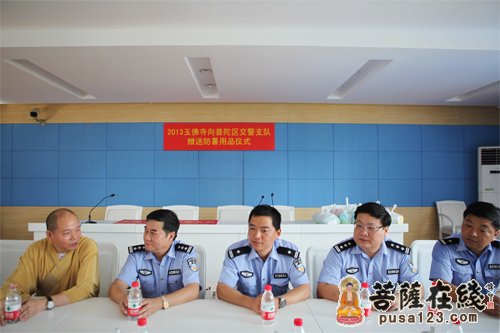 烈日当空 上海玉佛禅寺酷暑慰问普陀区交警支队
