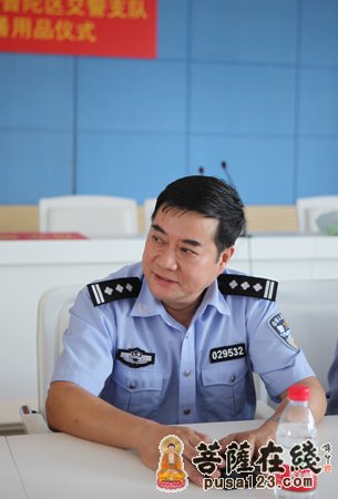 烈日当空 上海玉佛禅寺酷暑慰问普陀区交警支队