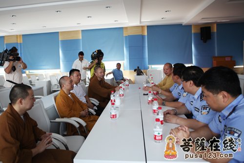 烈日当空 上海玉佛禅寺酷暑慰问普陀区交警支队