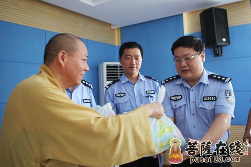 烈日当空 上海玉佛禅寺酷暑慰问普陀区交警支队