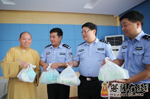 烈日当空 上海玉佛禅寺酷暑慰问普陀区交警支队
