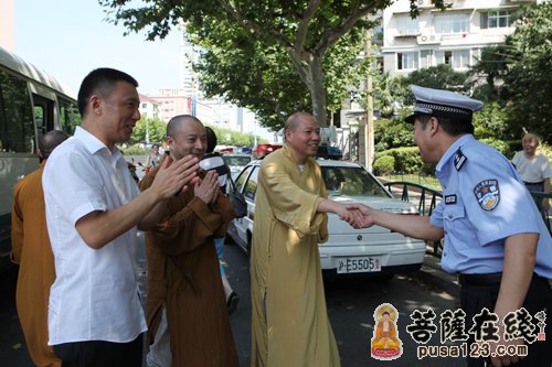 烈日当空 上海玉佛禅寺酷暑慰问普陀区交警支队