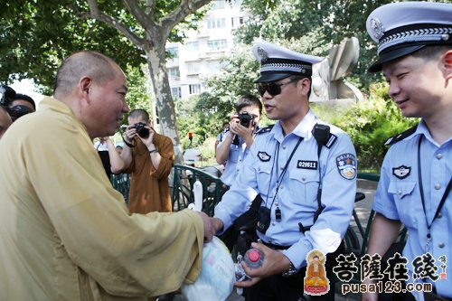 烈日当空 上海玉佛禅寺酷暑慰问普陀区交警支队
