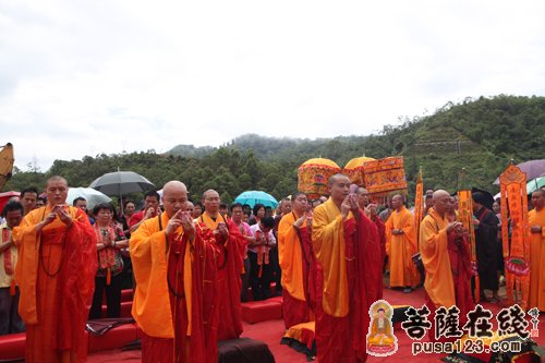 奠基仪式-几经战火的普陀观音寺重建 隆重举行大雄宝殿奠基仪式