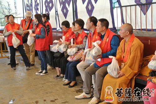 上海玉佛禅寺参访团慰问西藏盲童学校师生